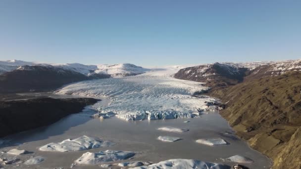 Drönare över frusen sjö till Glacier — Stockvideo