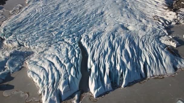 大きな氷河の表面上にドローン — ストック動画