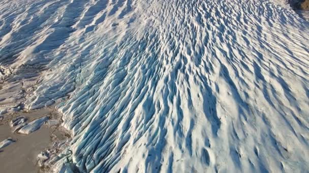 大きな氷河と凍る湖からのドローン — ストック動画