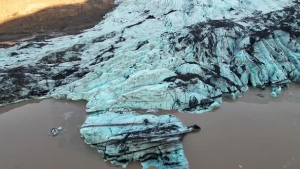 Dron nad modrým ledovcem v laguně slunečné krajiny — Stock video