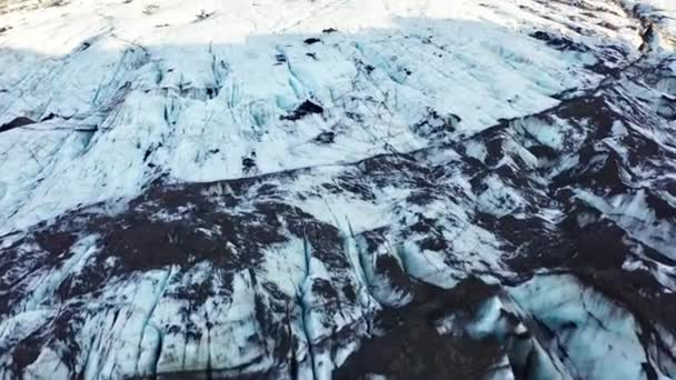 Дрін над льодовиком до гір — стокове відео