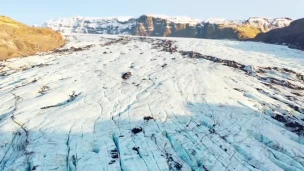 Dron přes ledovec k horám — Stock video