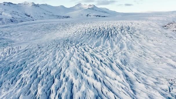 Дрон над тріщинами і візерунком льодовика — стокове відео