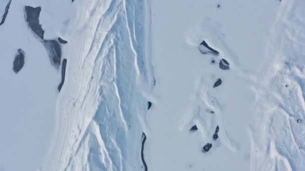 Політ дрона над ландшафтом вкритий снігом і льодом — стокове відео