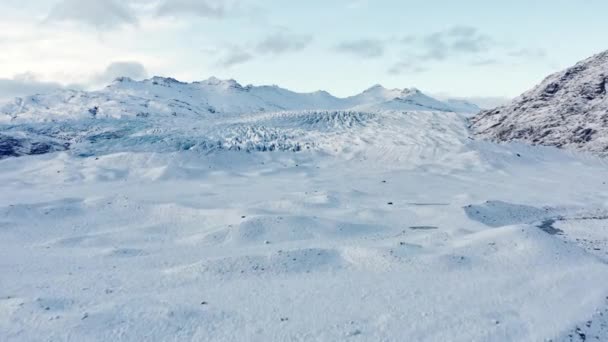 Drone verso il ghiacciaio e le montagne — Video Stock