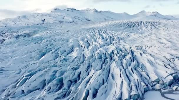 Vuelo de drones sobre glaciar congelado con montañas — Vídeos de Stock