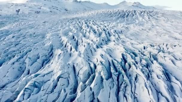 Drohnenflug über gefrorenen Gletscher mit Bergen — Stockvideo