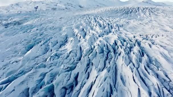 Lot dronem nad zamarzniętym lodowcem z górami — Wideo stockowe