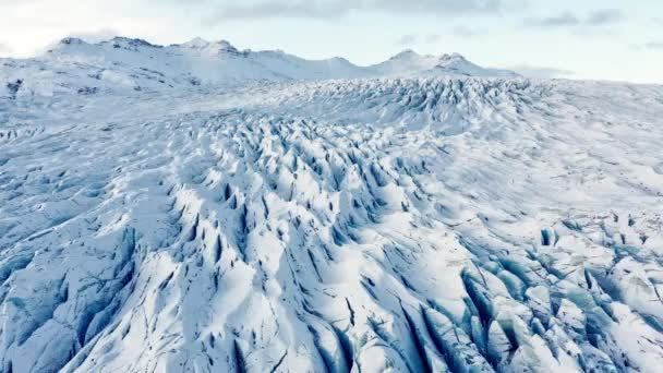 Vuelo de drones sobre glaciar congelado con montañas — Vídeos de Stock