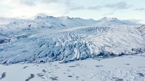 Drönare mot glaciär och berg — Stockvideo