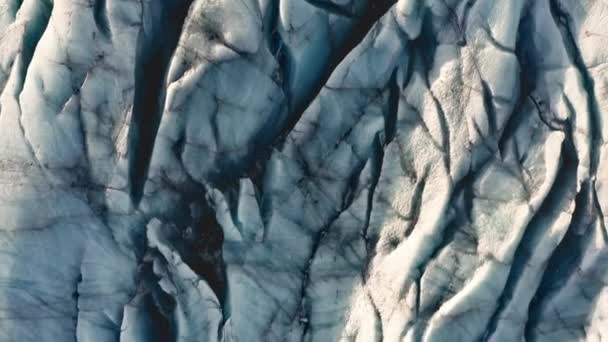 Drönare över abstrakta isformationer på stora glaciärer — Stockvideo