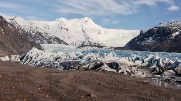 Dron směrem k velkému ledovci se zasněženými horami — Stock video