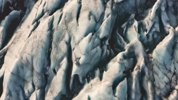 Dron nad abstraktními formacemi ledu na velkém ledovci — Stock video