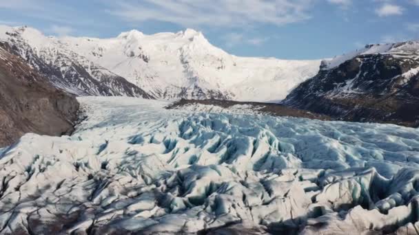 Drönare mot stora glaciärer med snötäckta berg — Stockvideo