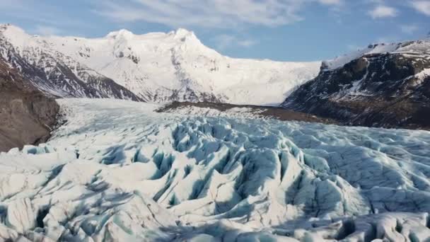 Drone hacia un gran glaciar con montañas cubiertas de nieve — Vídeos de Stock