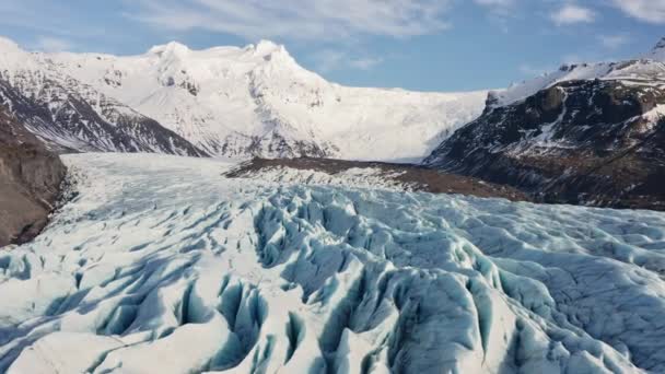 Дрони над великим льодовиком з засніженими горами — стокове відео