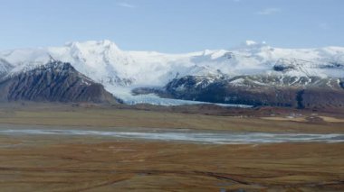 Manzaranın Üzerindeki İnsansız Hava Aracı Karla kaplı Dağlara