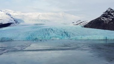 Karlı Dağlar Arasındaki Buzula Uçan İnsansız Hava Aracı