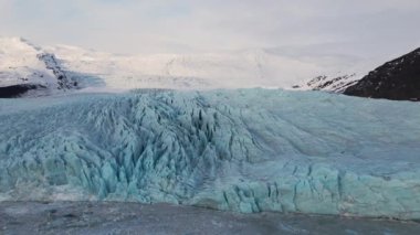 Mavi Buzula ve Karla kaplı Dağlara doğru İHA