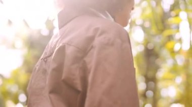 Güneşli Botanik Bahçelerini Keşfeden Genç Kadın