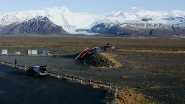 Drone hacia el hombre en la escultura mirando paisaje montañoso — Vídeos de Stock