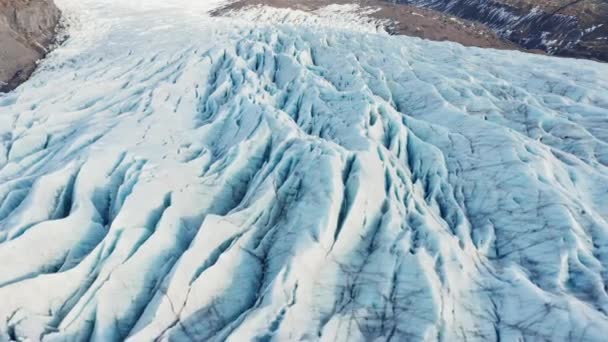 Drone πάνω από πάγο σε μεγάλο παγετώνα στους πρόποδες των βουνών, — Αρχείο Βίντεο