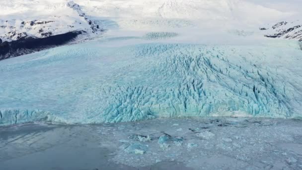 Drone sul ghiacciaio tra le montagne innevate — Video Stock