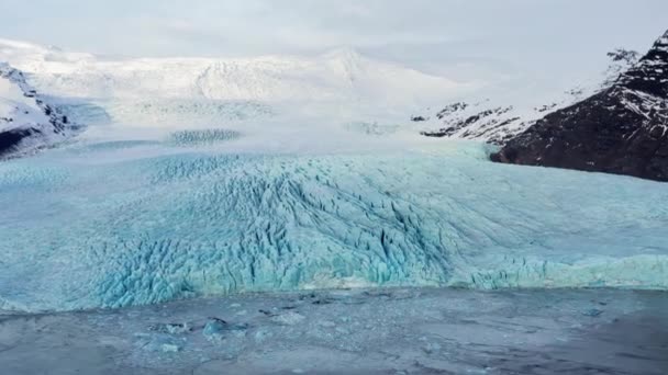 Karlı Dağlar Arasındaki Buzula Uçan İnsansız Hava Aracı — Stok video