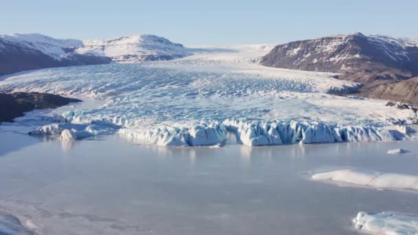 Drone vers le glacier parmi les montagnes enneigées — Video