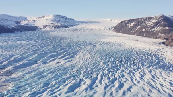 Drone sul ghiacciaio innevato e sulle montagne — Video Stock