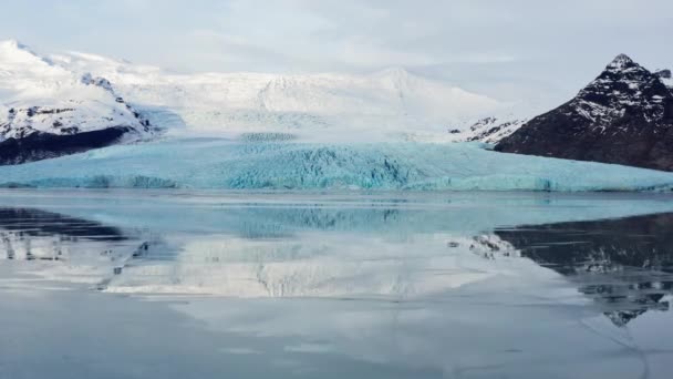 Drone vers le glacier parmi les montagnes enneigées — Video