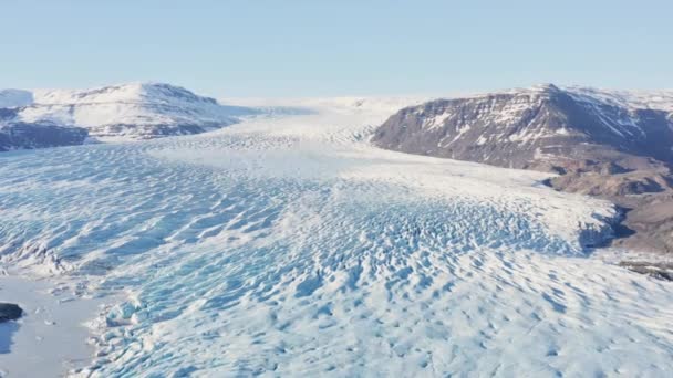 Dron nad zasněženým ledovcem a horami — Stock video