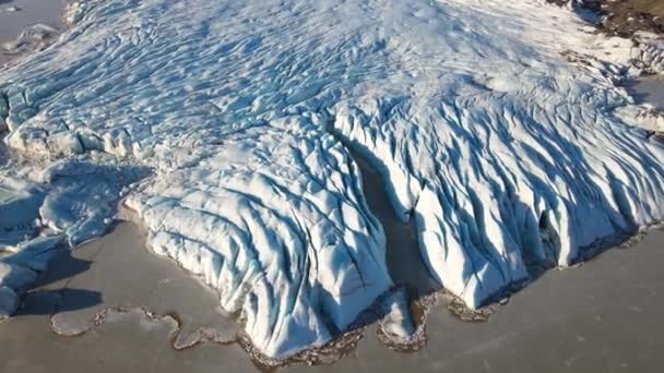 Let dronem přes masivní ledovec zalitý sluncem — Stock video