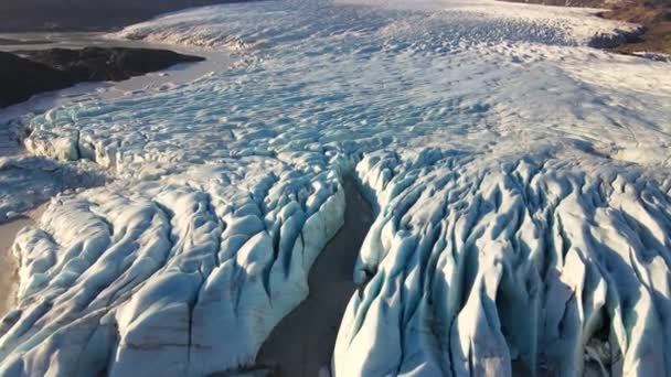 Dron nad zasněženým ledovcem a horami — Stock video