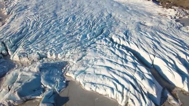 无人机飞越巨大的阳光照射冰河 — 图库视频影像