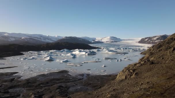 氷の形成と氷河の湖への景観へのドローン — ストック動画