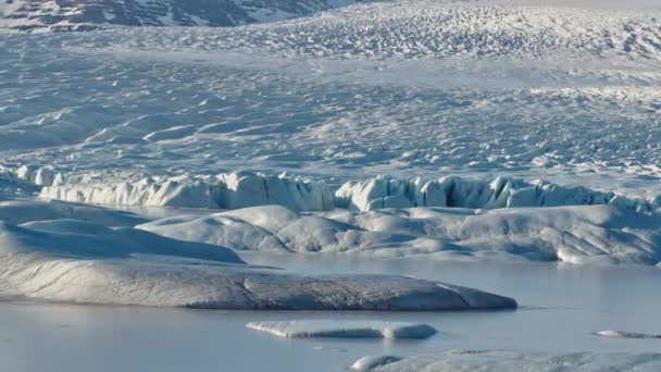 Ледниковые и ледяные образования в озере — стоковое видео