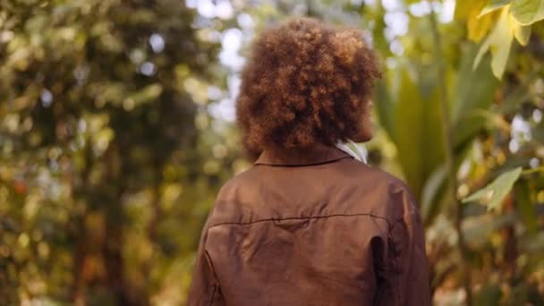 植物園を探索する若い女性 — ストック動画