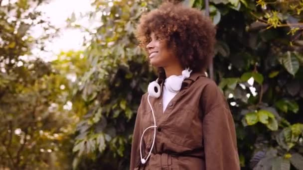 Молодая женщина в солнечных ботанических садах — стоковое видео
