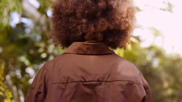 Fiatal nő sétál botanikus kertben — Stock videók