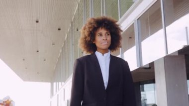 Gülümseyen İş Kadını Şehrin Dışında Yürüyor