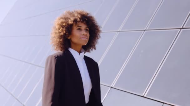 アフリカの髪と黒のスーツ歩く若いビジネスマンの女性 — ストック動画