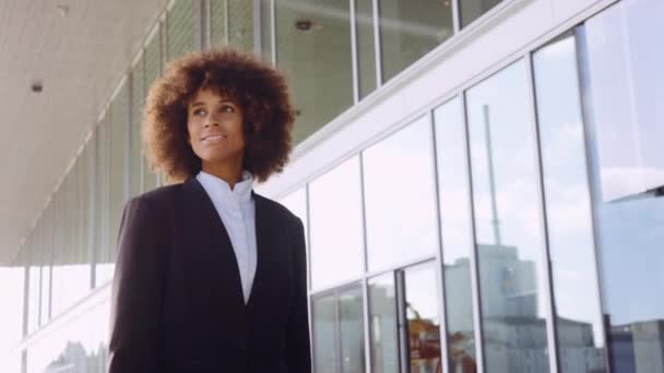Sorridente donna d'affari che cammina fuori ufficio — Video Stock