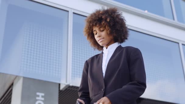 Zakenvrouw met Afro Smartphone gebruiken buiten kantoor — Stockvideo
