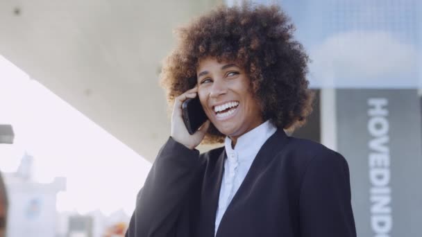 Joven empresaria riéndose en llamada de teléfono inteligente — Vídeo de stock