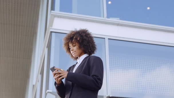 Zakenvrouw sms 'en Op Smartphone Buiten Office — Stockvideo