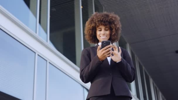 İş kadını Smartphone 'dan mesaj alırken gülümsüyor — Stok video