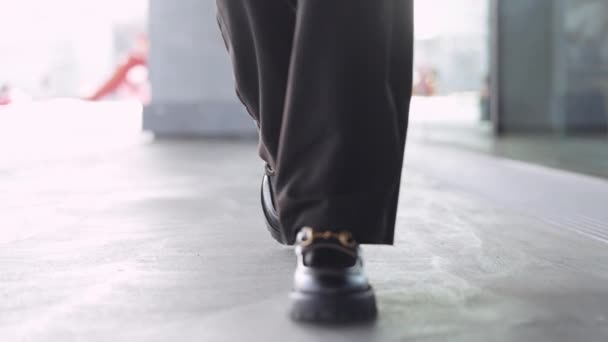 Деловая женщина в модных туфлях выходит на улицу — стоковое видео