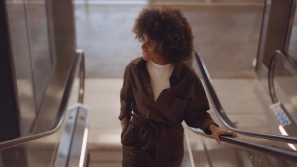 Kvinnan i rulltrappan och tittar på sin smartphone — Stockvideo