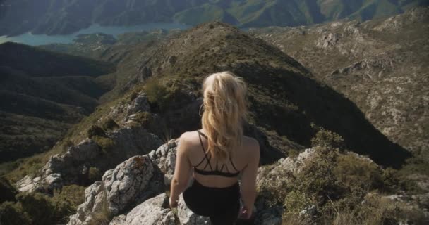 Mujer con las manos en las caderas mirando el paisaje de La Concha — Vídeos de Stock